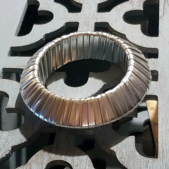 Slick Silver PU Vinyl Wrapped Chunky Retro Geometric Saucer Bangle Bracelet - Picture 4 of 8